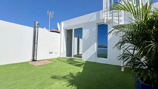 Casa adossada a Calle islas canarias 10. Casa reformada con gusto, tres plantas, solárium y terrazas de e