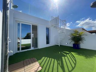 Casa adossada a Calle islas canarias 10. Casa reformada con gusto, tres plantas, solárium y terrazas de e