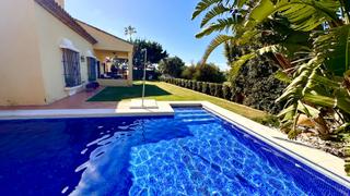 Casa a Puerto de la Duquesa. Preciosa moderna villa renovada en manilva