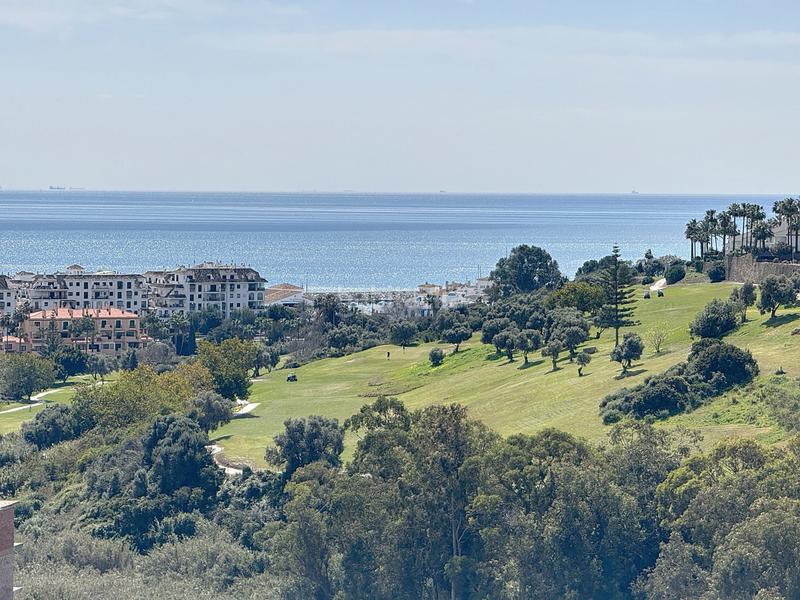 Foto 8c2f659b-a85f-414e-9926-15159fd16e84. Apartamento  con vistas al mar en conocida urbanización, en Manilva