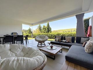 Rez-de-chaussée à Bahía de Casares. Precioso bajo en esquina con jardín en casares costa