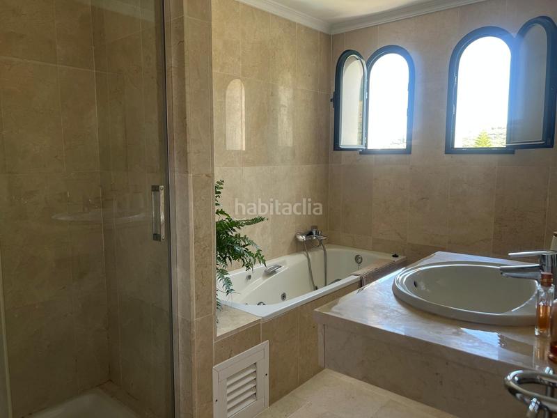 Foto 055e0ffa-77c8-42d0-99dc-a972abc51c11. Casa aparellada amb aparcament piscina a El Castillo Manilva