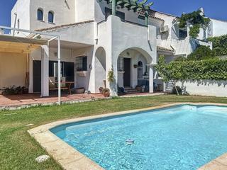 Casa aparellada a El Castillo. Vivienda familiar con jardín y piscina en entorno tranquilo
