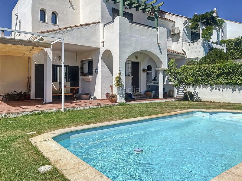 Foto 64f86021-4c69-44cc-81a7-7685060ed029. Casa aparellada amb aparcament piscina a El Castillo Manilva