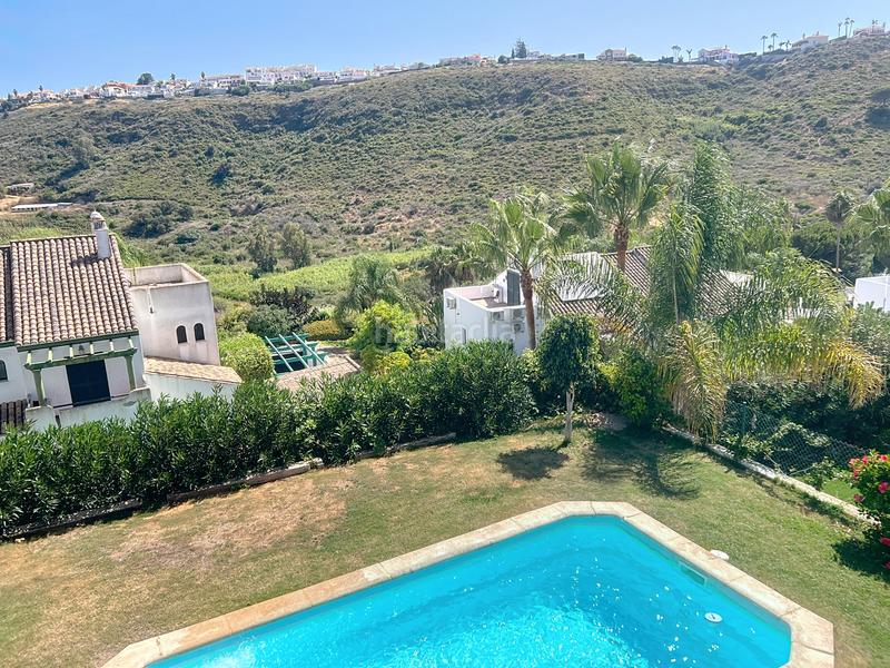 Foto ba965a38-c717-41f7-9f5c-1bab2fb429ec. Casa aparellada amb aparcament piscina a El Castillo Manilva