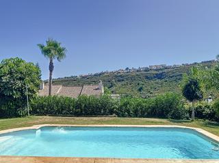 Doppelhaus in El Castillo. Vivienda familiar con jardín y piscina en entorno tranquilo