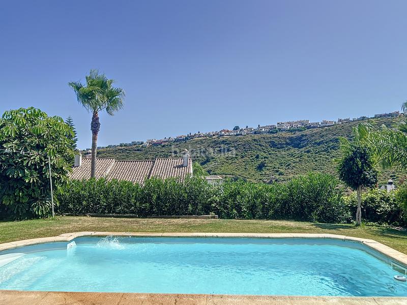 Foto da2966df-ed54-40a1-bfb4-e21aa0fbf967. Casa aparellada amb aparcament piscina a El Castillo Manilva