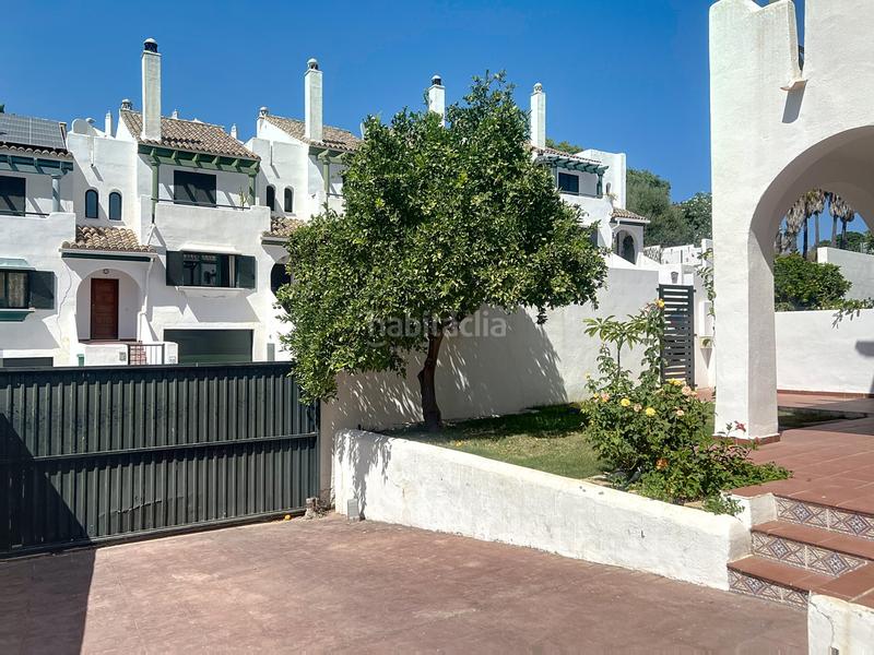 Foto dfa27848-37db-4932-a4a8-30b5aae08d18. Casa aparellada amb aparcament piscina a El Castillo Manilva
