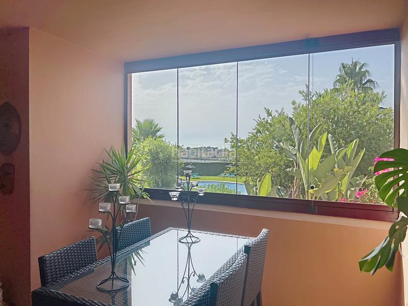 Foto f89ce621-a727-4900-8bf0-abc5f6c9576b. Planta baja exclusivo bajo elevado con terrazas, vistas y tranquilidad en Manilva