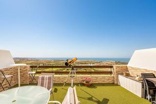 Attique à Doña Julia Golf. Ático dúplex de lujo con vistas panorámicas al mar y la montaña