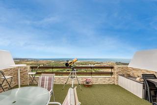 Àtic a Doña Julia Golf. Ático dúplex de lujo con vistas panorámicas al mar y la montaña