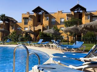 Piano terra  Casares del sol (ur7b) 2. Exclusivo bajo con terraza, vistas parciales al mar y seguridad