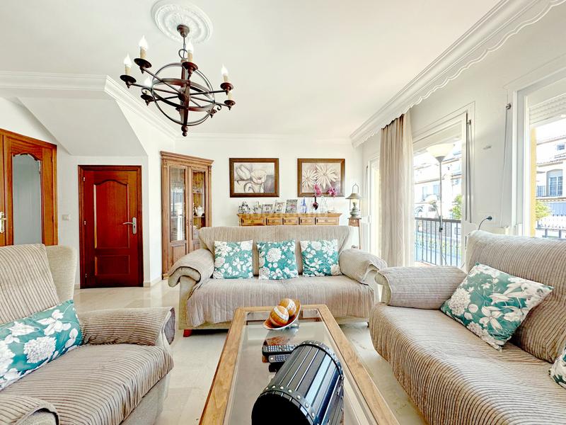 Foto bac5abf0-b9ed-4d90-b7b4-742cd3ef98f5. Casa a schiera in estebbuna 323 in Zona Calvario Estepona