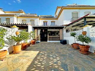 Reihenhaus in Estebbuna 323. Encantadora casa adosada con amplia terraza y garaje privado en