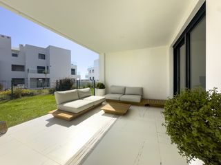 Planta baja en Bahía de Casares. Apartamento moderno con terraza y vistas al mar.