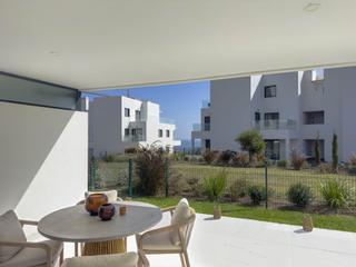 Ground floor in Bahía de Casares. Apartamento moderno con terraza y vistas al mar.