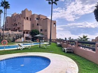 Planta baixa a San Luis de Sabinillas. Apartamento con terraza y vistas al mar