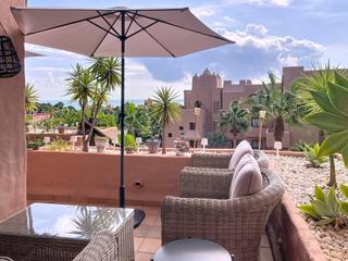 Planta baixa a San Luis de Sabinillas. Apartamento con terraza y vistas al mar