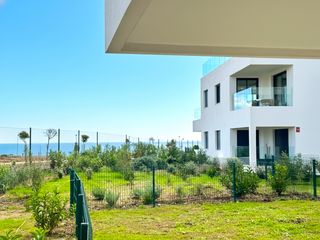 Planta baixa a Bahía de Casares. Planta baja con jardin y vistas parciales al mar en casares play