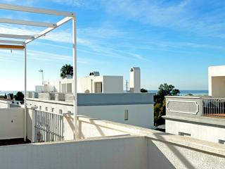 Reihenhaus in Nueva Atalaya. Elegante adosado con vistas y acceso directo al campo de golf