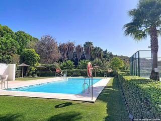 Rez-de-chaussée à Casares Golf - Casares del Sol. Tu oasis en la costa del sol amplio bajo con terraza y gran jard