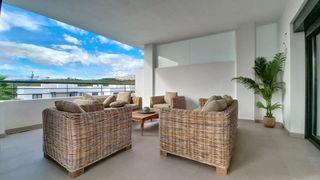 Apartamento en Casares Golf - Casares del Sol. Exclusivo apartamento con terraza de 37 m, vistas al golf y a la