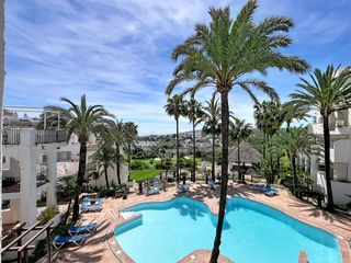 Apartament a El Castillo. Primera línea de golf con vistas al mar, en la duquesa  manilva