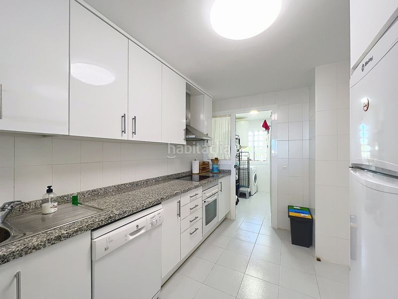 Foto b35078f3-3b9a-4938-9184-1366eb24cc78. Apartament amb aparcament piscina a La Duquesa Manilva