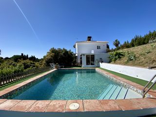 Masia a Los Llanos. Encantadora finca rústica renovada con piscina privada y producc