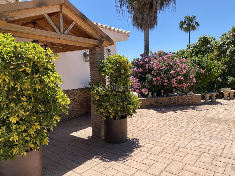 Foto 19c10850-eb04-4841-9e1f-59079153f5fc. Masia amb aparcament piscina a Los Llanos Estepona