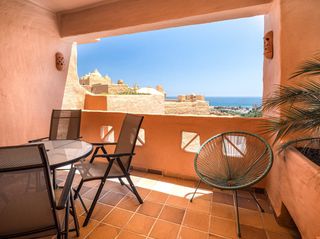 Apartament a San Luis de Sabinillas. Exclusivo apartamento con vistas al mar y golf, amplia terraza y