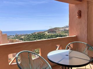 Piccolo appartamento in San Luis de Sabinillas. Exclusivo apartamento con vistas al mar y golf, amplia terraza y