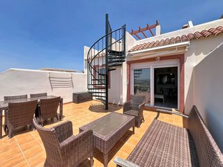 Penthouse in Doña Julia Golf. Ático con vistas panorámicas al mar, amplio solárium y licencia