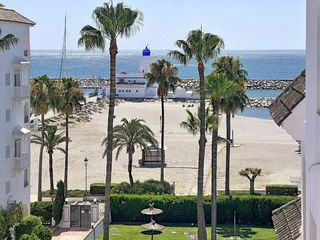 Apartment in Puerto de la Duquesa. Primera línea de playa en puerto de la duquesa vistas al mar y l