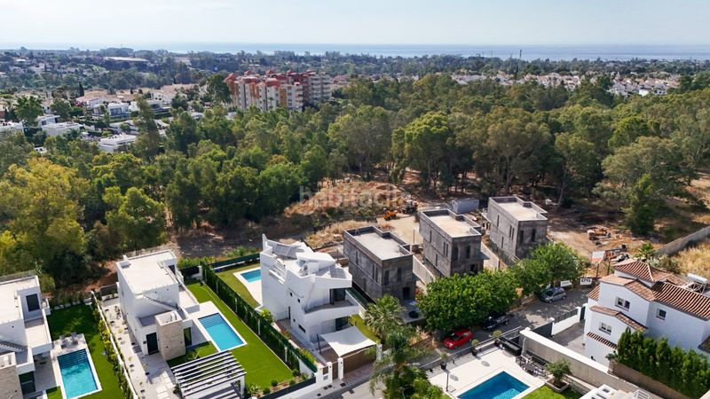 Foto df7ac0b6-0296-4a42-bb11-67ab358fd3de. Casa amb aparcament piscina a Nueva Atalaya Estepona