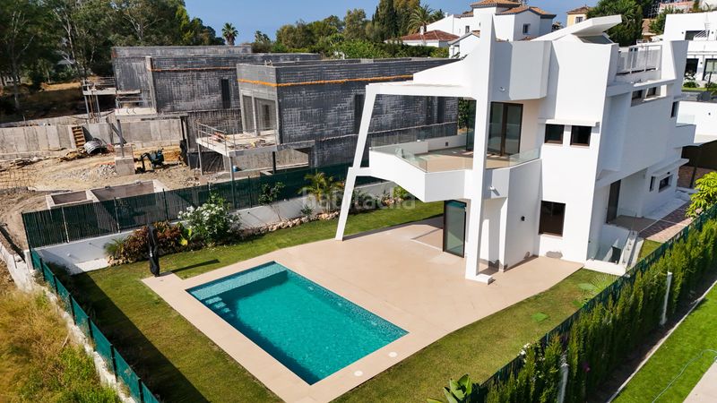 Foto e80fb23f-5374-4a1f-85db-facb12514648. Casa amb aparcament piscina a Nueva Atalaya Estepona
