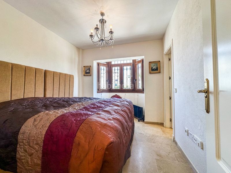 Foto c3e77bc2-6b38-4fbd-a1a6-71efbf67a564. Casa adossada amb aparcament a Puerto de la Duquesa Manilva