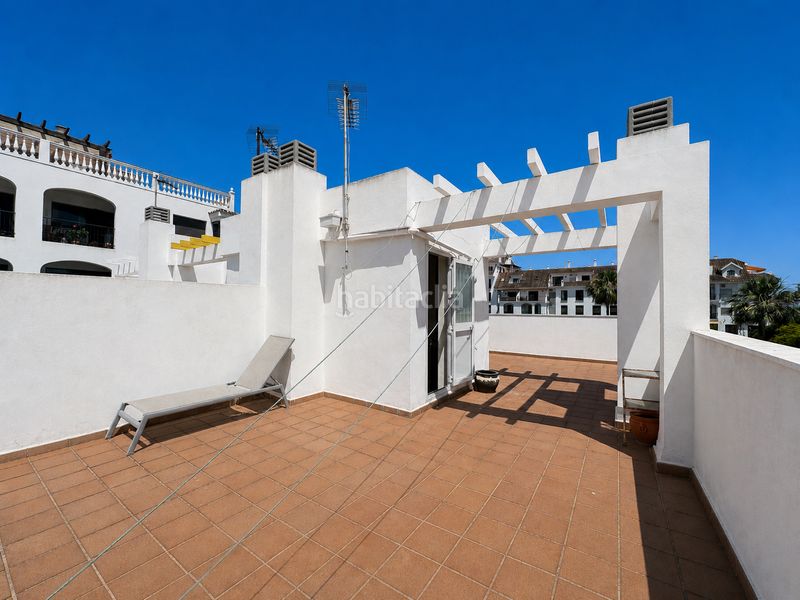 Foto c72e0778-39ee-4ceb-a66f-b7839562110a. Casa adossada amb aparcament a Puerto de la Duquesa Manilva