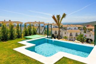 Towny house in Chullera. Villa pareada con vistas panorámicas al mar y gibraltar en la co