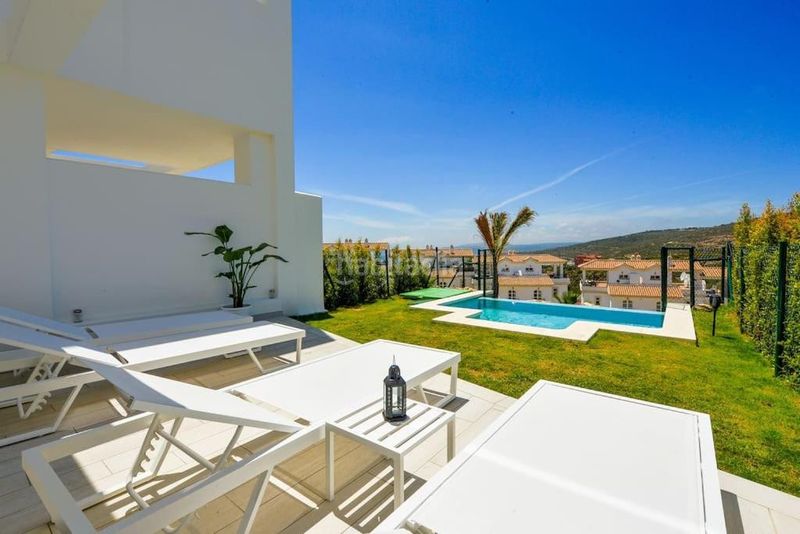 Foto 4ed5df42-1a0f-42b9-b33c-3794d29cad0c. Casa aparellada amb aparcament piscina a Chullera Manilva