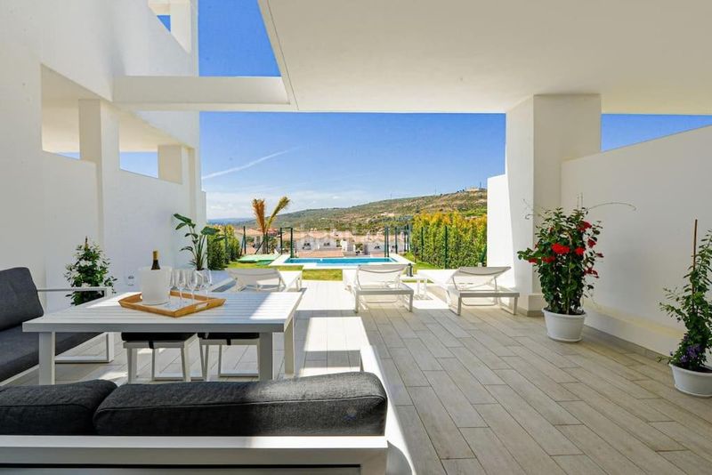 Foto 5e2b118f-2b3a-4d67-a5df-7a2d75cf2bfa. Casa aparellada amb aparcament piscina a Chullera Manilva
