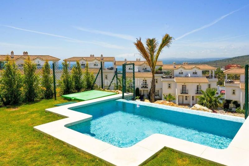 Foto 9599825f-223b-48e6-9e8a-b59ec29a427f. Casa aparellada amb aparcament piscina a Chullera Manilva