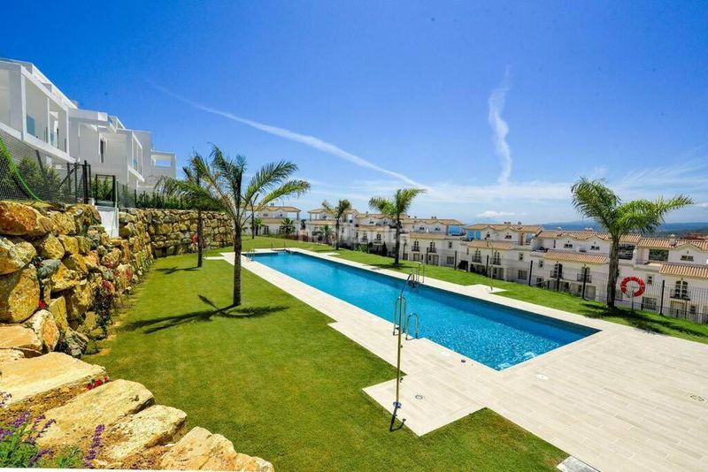 Foto cdbb3029-ae8e-4d54-9e60-433062fdd260. Casa aparellada amb aparcament piscina a Chullera Manilva
