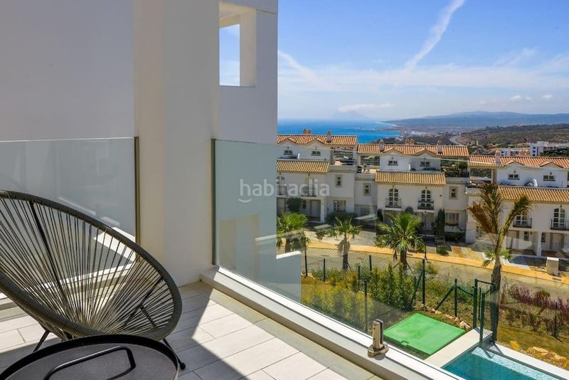 Foto dd8b9e62-dc49-45ef-ae8e-ab367fdf5004. Casa aparellada amb aparcament piscina a Chullera Manilva