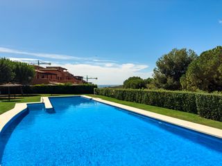 Attique à Casares Golf - Casares del Sol. Ático con gran terraza, solarium, vistas abiertas y laterales al