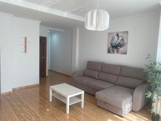 Rent Flat  Calle primero de mayo. Vecindario, vivienda muy céntrica con  3 dormitorios y 2 baños.