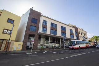 Édifice  Carretera general c 830. Venta de edificio con 7 viviendas, 22 plazas de garajes, 7 trast