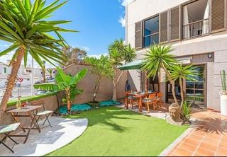 Casa  Avenida avenida juan carlos i. Exclusiva casa dúplex en primera línea en el médano, vv