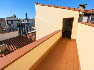 Affitto Duplex in Calle de casto méndez núñez 31. Ático dúplex de tres dormitorios a 1 minuto de la plaza de españ
