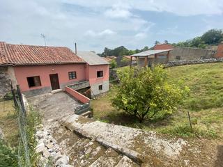 Casa a Celorio-Poó-Parres. Casa con jardin y cuadra i porrúa (llanes)